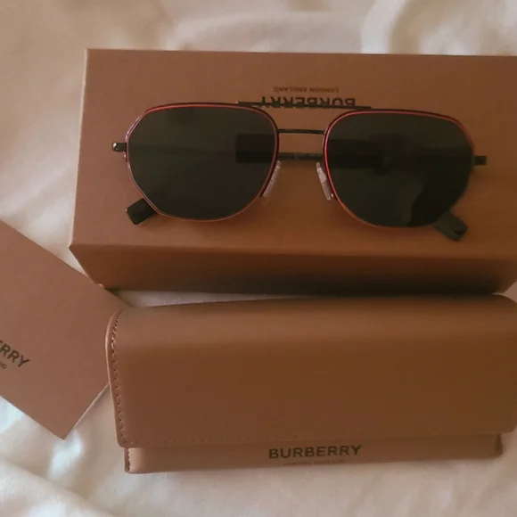 ☆☆GIFTED☆☆ Burberry aviator sunglasses with case. - Picture 11 of 13